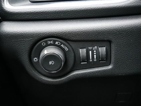 Used 2020 Chrysler Pacifica Limited w/ Advanced Safetytec Group FWD image 26