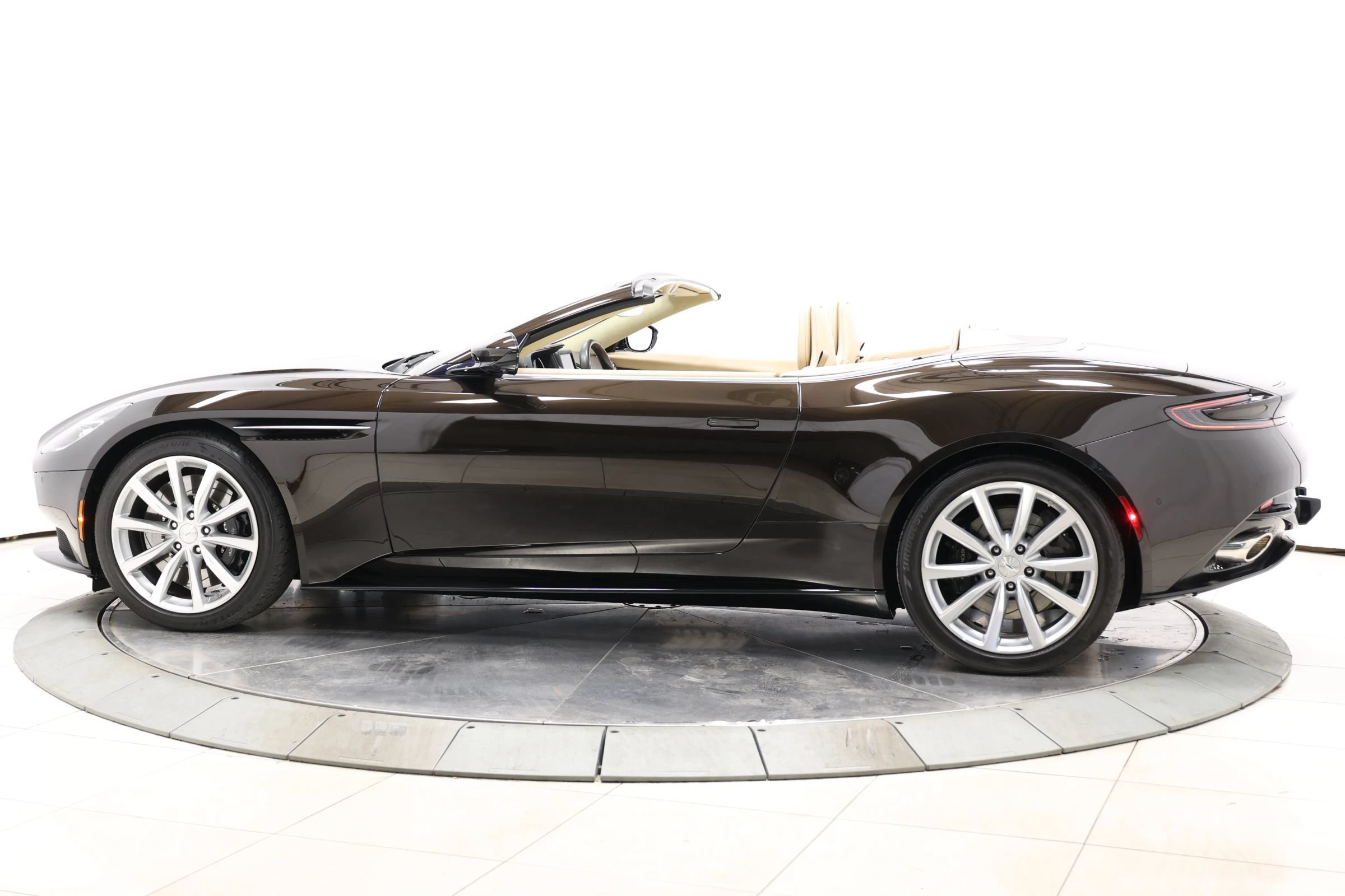 Used 2019 Aston Martin DB11 Volante RWD image 10