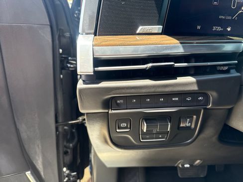 Used 2026 Cadillac Escalade Platinum Sport w/ LPO, ONYX Package AWD/4WD image 19