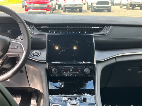 New 2025 Jeep Grand Cherokee Limited image 16