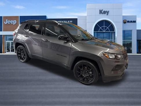 Used 2022 Jeep Compass Altitude w/ Sun and Sound Group image 9