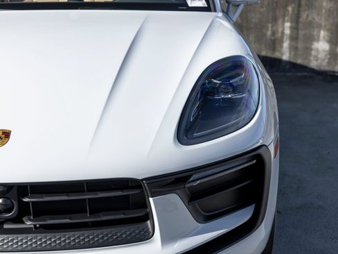 Certified 2026 Porsche Macan AWD/4WD image 16