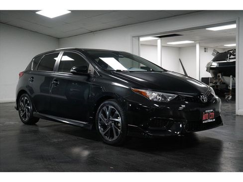 Used 2017 Toyota Corolla iM image 1