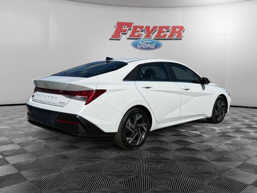 Used 2025 Hyundai Elantra Limited FWD image 5
