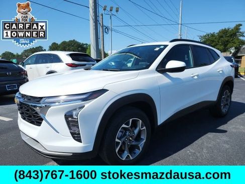 Used 2024 Chevrolet Trax LT w/ Sunroof Package FWD image 12