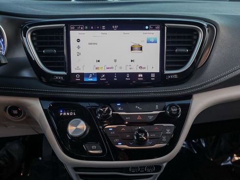 Used 2024 Chrysler Pacifica Select image 28