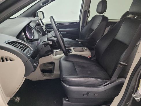 Used 2019 Dodge Grand Caravan SXT image 17