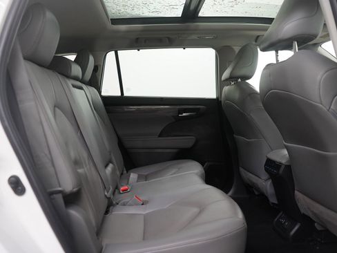 Used 2022 Toyota Highlander Limited image 12