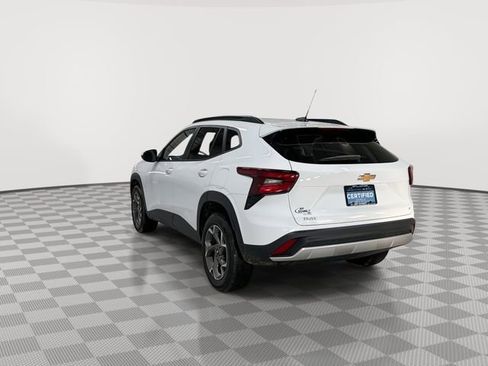 Certified 2025 Chevrolet Trax LT w/ LT Convenience Package FWD image 8