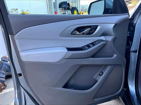 Used 2021 Chevrolet Traverse LT image 21