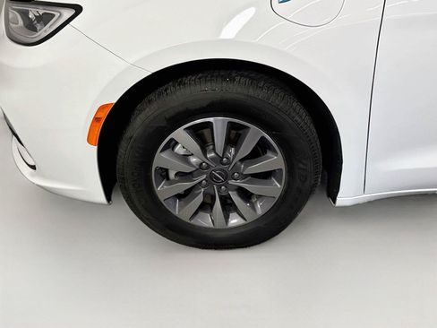 Used 2025 Chrysler Pacifica Select FWD image 24