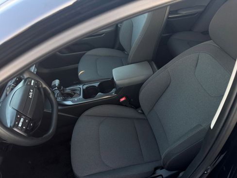 Used 2025 Kia K4 LXS image 38