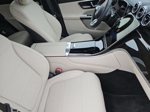 Used 2025 Mercedes-Benz GLC 300 4MATIC image 11