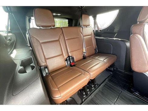 Used 2025 Chevrolet Suburban High Country image 30