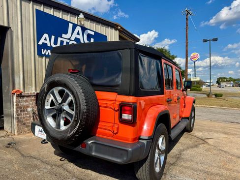 Used 2018 Jeep Wrangler Unlimited Sahara AWD/4WD image 8