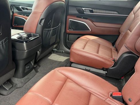 Used 2024 Kia Telluride SX w/ Towing Package FWD image 16