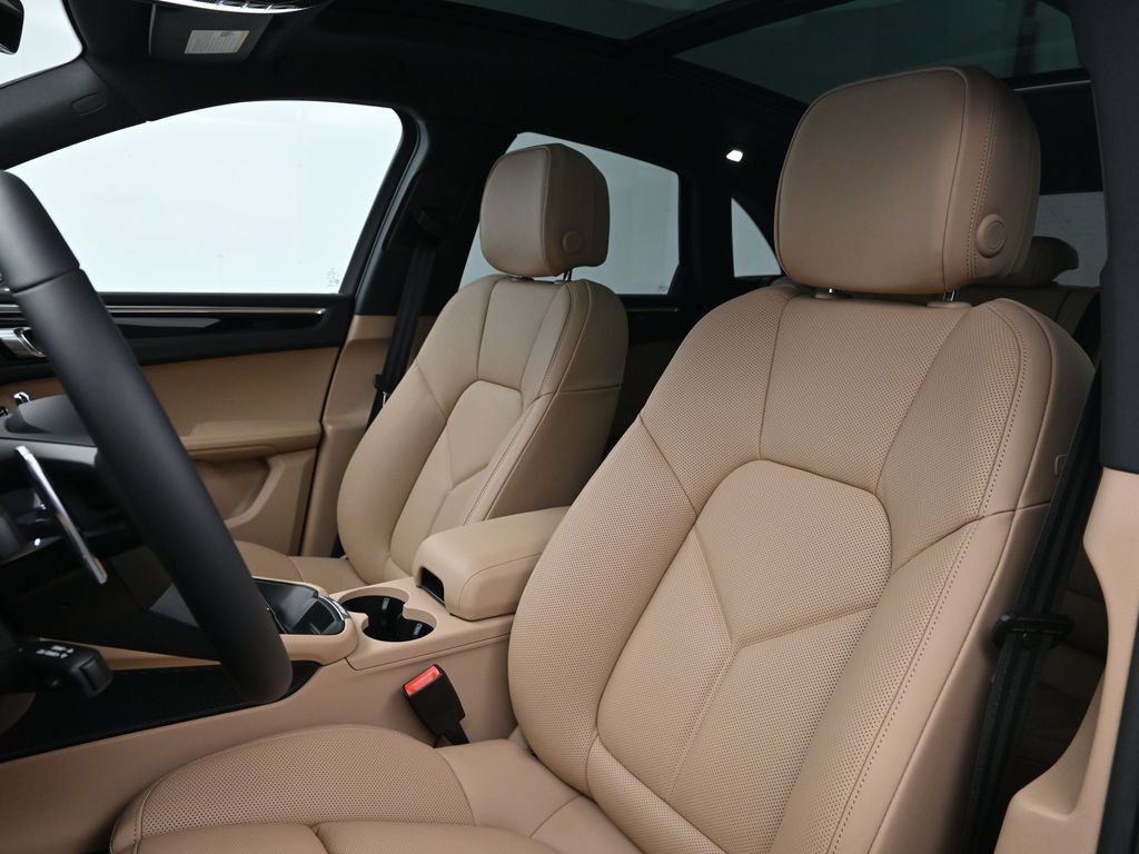 Certified 2026 Porsche Macan AWD/4WD image 5