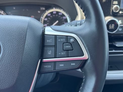 Used 2022 Toyota Highlander XLE FWD image 23