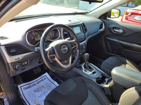 Used 2016 Jeep Cherokee Latitude w/ Cold Weather Group FWD image 17
