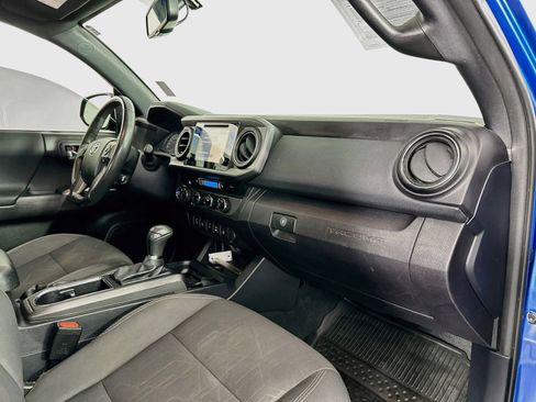Used 2017 Toyota Tacoma TRD Off-Road w/ Premium & Technology Package AWD/4WD image 30
