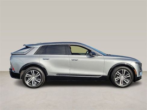 Used 2025 Cadillac Lyriq Luxury image 3