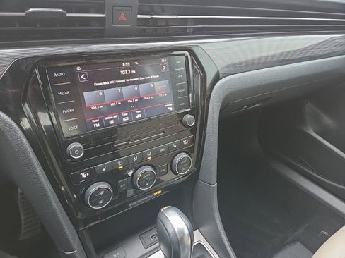 Used 2021 Volkswagen Passat 2.0T R-Line image 29