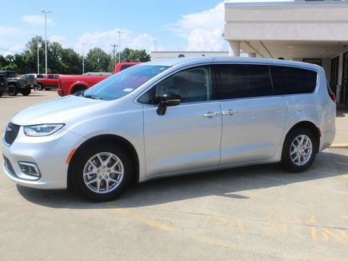 Used 2024 Chrysler Pacifica Touring-L FWD image 2