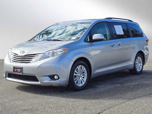 Used 2017 Toyota Sienna XLE image 3