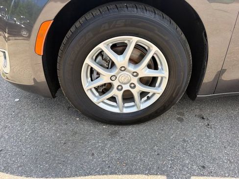 Used 2020 Chrysler Pacifica Touring-L FWD image 31