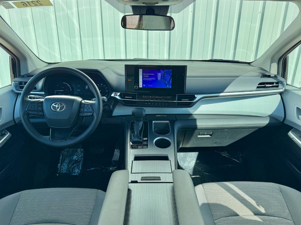 Used 2025 Toyota Sienna LE FWD image 33