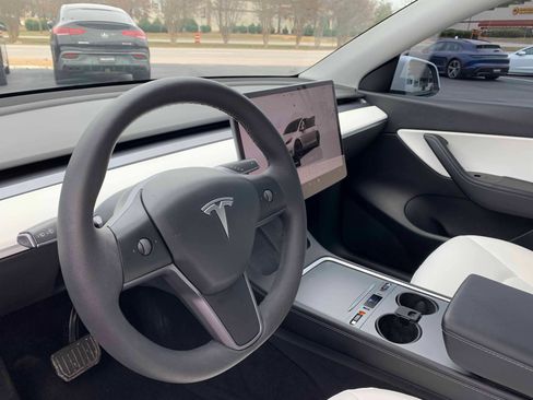 Used 2022 Tesla Model Y Long Range image 18