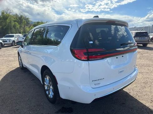 Used 2023 Chrysler Pacifica Touring-L AWD/4WD image 3