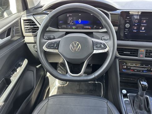 Used 2025 Volkswagen Taos SE image 13