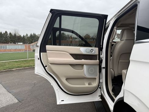 Used 2019 Lincoln Navigator Reserve image 19