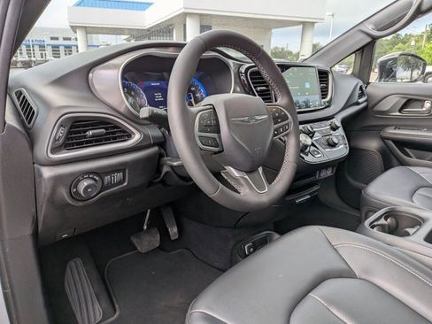 Used 2025 Chrysler Pacifica Select image 10