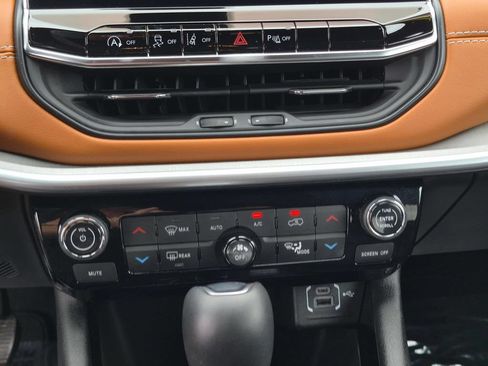 Certified 2025 Jeep Compass Limited AWD/4WD image 21