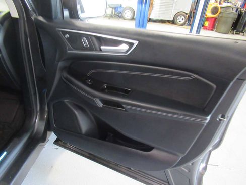 Used 2020 Ford Edge Titanium FWD image 24