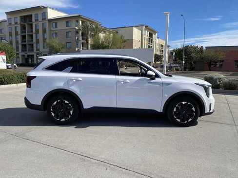 Used 2024 Kia Sorento S image 3
