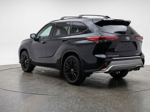 Used 2025 Toyota Highlander XSE image 6