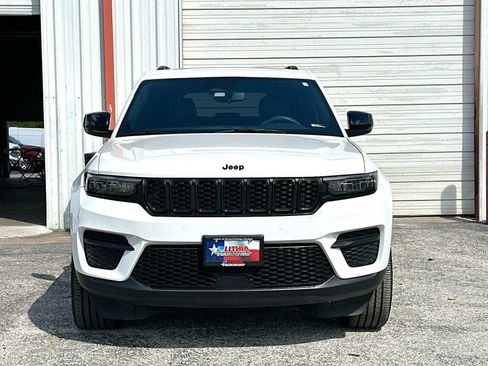 Used 2023 Jeep Grand Cherokee Altitude AWD/4WD image 10