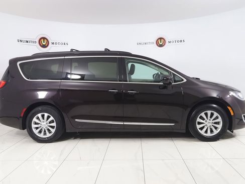 Used 2017 Chrysler Pacifica Touring-L image 2
