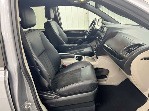 Used 2019 Dodge Grand Caravan SXT FWD image 21