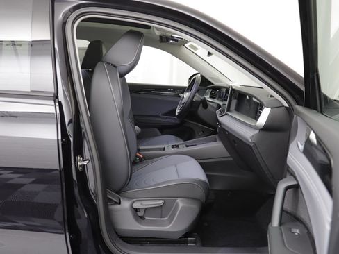 New 2026 Volkswagen Tiguan SE image 18