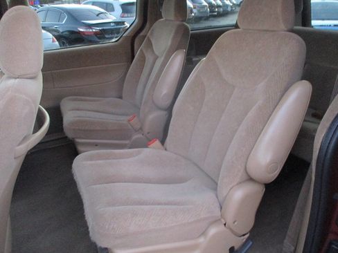 Used 2000 Chrysler Town & Country LX image 7