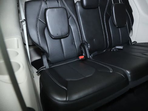 Used 2023 Chrysler Pacifica Touring-L image 31