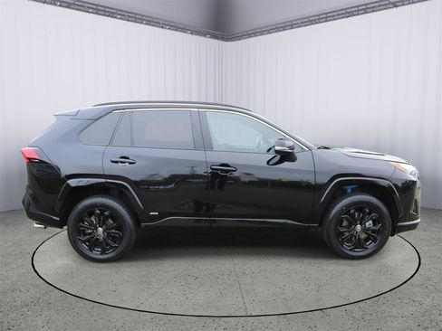 Used 2022 Toyota RAV4 SE image 9