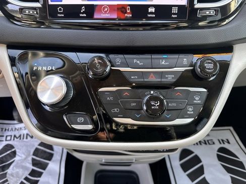Used 2024 Chrysler Pacifica Touring-L image 26