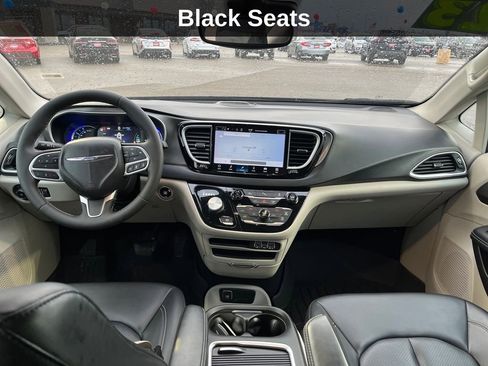 Used 2023 Chrysler Pacifica Touring-L image 18