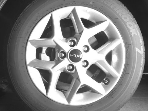 Used 2025 Kia Soul LX w/ LX Technology Package FWD image 12