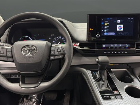 Used 2025 Toyota Sienna LE AWD/4WD image 11